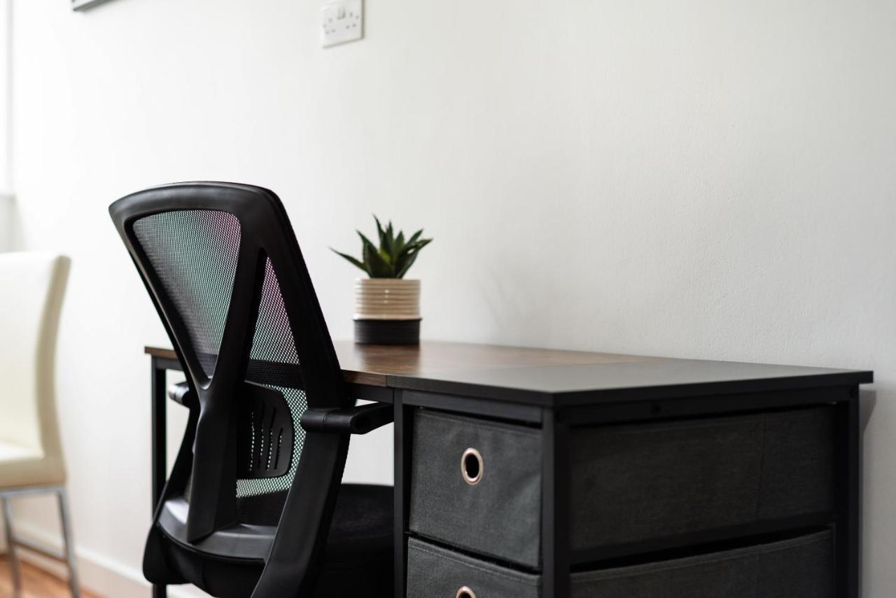 Spacious, Quiet And Modern Apartment London Bagian luar foto